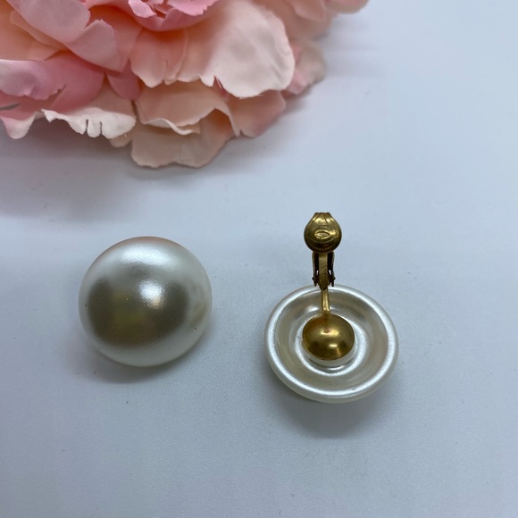 Classic VINTAGE Faux Pearl Pin Up Round Clip Earrings - Picture 5 of 6